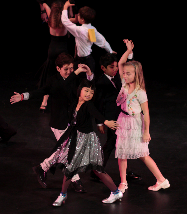 bd12groupdancing_3435.jpg
