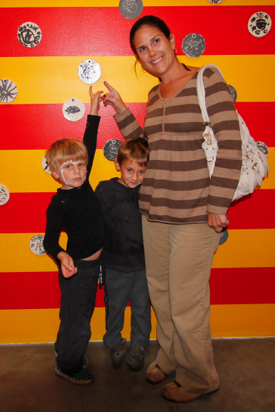familypointing_1894.jpg