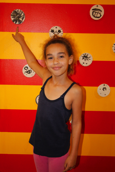 girlpointing_2148.jpg